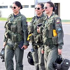 Lea aquí todas las noticias sobre fuerza aerea colombiana: Fuerza Aerea Colombiana Estas Tres Valientes Mujeres De La Fuerza Aerea Colombiana Integran La Primera Tripulacion Femenina De Black Hawk De America Latina Enviales Un Saludo Ellas Vuelan Y Trabajan Con