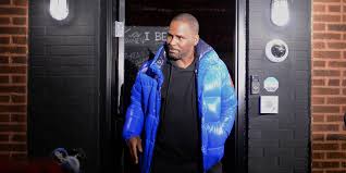 Gericht auf den stinkefinger folgte ein kinnhaken: Missbrauchsanklage Gegen R B Sanger R Kelly Muss Im Gefangnis Bleiben Taz De