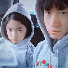 Haru Leaves Tear Stains On Her Dad S Hoodie As Tablo Leaves For Epik High S World Tour Superman Kids Haru Tear Stains