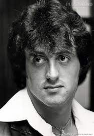Aujourd'hui, c'est encore l'homme barbu aux cheveux longs qui tient tête. Comment On Se Coiffait Dans Les Annees 70 La Coupe Au Bol Epaisse De Sylvester Stallone Qui La Delaissera Avec Les Annees Puretrend