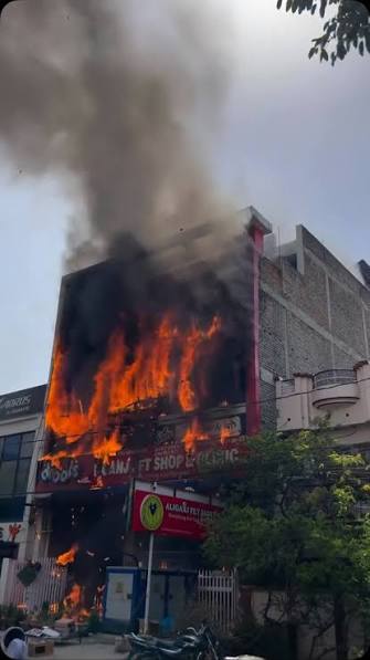 Warning Disturbing Content ‼️, Live video Footage of Aliganj coaching Centre fire …, ., ., ., ., #aliganj #fire #live #news #lucknow