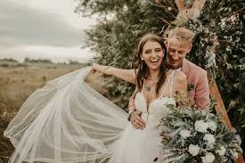 Wählt beispielsweise ein lied, das dich und deinen partner auf besondere art und weise verbindet. Unkonventionelle Alternative Circus Beach Hochzeit Wo Strand Und Freiheit Sich Gute Nacht Kussen Freianker Hochzeitsblog