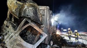 Ein sattelzug ist durch die winterlichen straßenverhältnisse von der fahrbahn abgekommen und in der leitplanke zum stehen gekommen. Lkw Bei Unfall Auf Der A14 Ausgebrannt Du Bist Halle