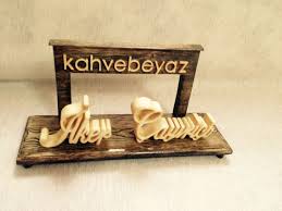 Ali Riza Adli Kullanicinin Ahsap Masa Ustu Isimlik Panosundaki Pin Ahsap Masa Tasarim