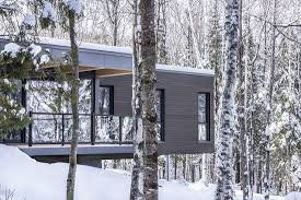La Maison Le Refuge Des Hauteurs Au Coeur De La Foret De Mont Tremblant Dans Les Laurentides L Illusion D Etre Dans Une Cabane Dans Un Arbre Architecture Contemporary Cottage Cottage