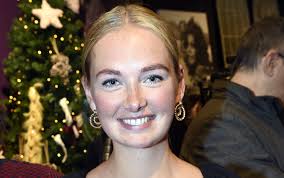 In de tweede aflevering van wie het laatst lacht zien we hoe maxime meiland, martien meiland te grazen neemt. Martien Meiland Hielp Dochter Maxime Met Erotische Webcam Site Panorama