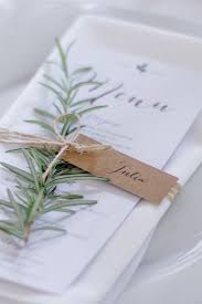 Guidano gli ospiti ai loro posti assegnati durante il pranzo o la cena, decorando anche la tavola e mantenendo il tema del tuo matrimonio e poi… ecco che possono portarsele a casa come ricordo della vostra meravigliosa festa! 8 Idee Originali Per I Segnaposto Del Tuo Matrimonio Dai Dolci Alle Piantine Pass Cartoleria Per Matrimoni Centrotavola Matrimoniali Pianificazione Matrimoni