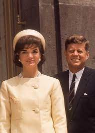 Jackie kennedy's pivotal 'campaign wife' role in jfk's presidential campaign was suggested by lady bird johnson, a new biography reveals. Jackie Kennedy Ihre Stil Regeln Sind 2020 Wieder Modetrends