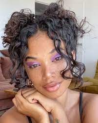 In A Styling Rut Ahead We Break Down 25 Ridiculously Easy Hairstyles That Are Perfe Hairdos For Curly Hair Curly Hair Styles Easy Curly Hair Styles Naturally