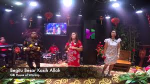 Tuhan yang maha besar, terimakasih atas seluruh penyertaan dan bantuan yang engkau berikan sehingga. Begitu Besar Kasih Allah Pada Kita Lirik Dan Vidio Lagu Rohani