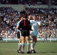 Resumen de partidos jugados, ganados, empatados y perdidos por la selección de argentina enfrentando a cada una de las selecciones que partiparon en el mundial de fútbol en toda la historia. England Striker Geoff Hurst Remonstrates With The Argentinian Goalkeeper Antonio Roma During The Fifa World Cup Quarter Final Match Betwee Football Team Pictures