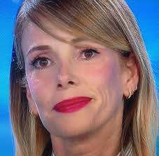 Alveus Canum de manu MISERABILIS admonere Toffa Nadia. Est autem factum in  primo episode