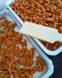 Sesetengah orang menyebut kuih gunting ini dengan mengubah perkataan kuih kepada kerepek, keropok atau kacang (contoh: Bila Rajin Jadi Kuih Siput Kalau Malas Jadi Kuih Gunting Rangup Sedap