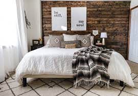 A Modern Rustic Bedroom See How To Blend Modern And Rustic Styles To Create A Cozy Bedroom That Is Modern Rustic Bedrooms Rustic Bedroom Rustic Bedroom Decor
