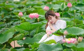 Bộ sưu tập ảnh thời trang bên hồ sen đẹp quyến rũ