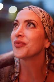 How this photographer wins over total strangers when taking their impromptu  portraits