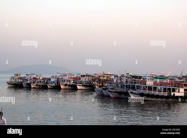 Fishing harbor mumbai hi-res stock photography and images - Alamy