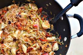 Skinny Szechuan Chicken With Noodles Via The Realistic Nutritionist 10 Ingredients And Looks Delicious Food Szechuan Chicken Real Food Recipes
