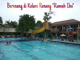 Berenang Di Kolam Renang Rumah Ibu