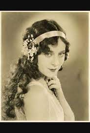 Pin By Paulomi Dn On Roaring 20s 1920s Long Hair Long Hair Styles Womens Hairstyles