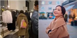 Nagita slavina tampil anggun, istri raffi ahmad kenakan dress rancangan desainer kenamaan ini. Nagita Slavina Pakai Tas Rp 40 Ribu Netizen Kaget Sampai Ingin Tumpengan Merdeka Com