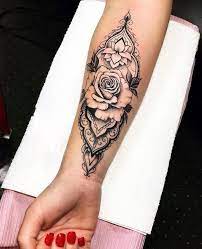 Le tatouage rose apparaît de plus en plus sur les différentes zones de la main. 1001 Idees De Tatouage Fleur De Lotus Et Son Symbolisme Tatouage Rose Avant Bras Idee Tatouage Avant Bras Tatouage Avant Bras