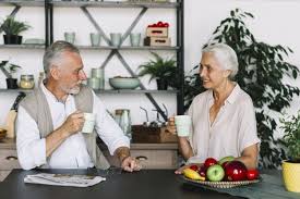 Telechargez Senior Couple Assis Dans La Cuisine Prenant Son Petit Dejeuner Ensemble Gratuitement Petit Dejeuner Couple Dejeuner