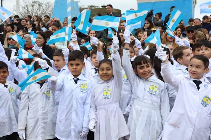 MISIONES CELEBR� EL ACTO CENTRAL DEL D�A DE BANDERA Y RINDI� HOMENAJE AL LEGADO DE MANUEL BELGRANO EN SU CAPITAL HIST�RICA - Provincia de Misiones