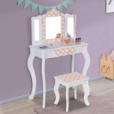 La coiffeuse blanche en bois pour enfant de chez kidkraft est livrée avec sa chaise. Coiffeuse Enfant Roza Blanche Et Rose Avec Tabouret