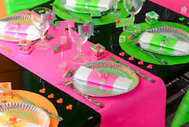 Angefangen bei den basics wie girlanden, luftschlangen und ballons die eigene party zu planen ist gar nicht mal so einfach. 80er Jahre Party Mit Neon Deko Fixe Fete Alles Uber Partys