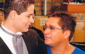 Leonardo visita filho Pedro no hospital e diz: 'Milagre existe'