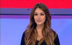 Il programma televisivo è nato nel settembre del 1996 come versione adulta del precedente talk show della de filippi amici. Rosa Perrotta E Alex Adinolfi Uomini E Donne Popcorn Tv