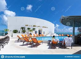 Terrasse Sur Le Toit Chaises Longues Piscine Et Bar Au Beach Palace Cancun Un Magnifique Resort Spa Tropical Photo Stock Editorial Image Du Terrasse Piscine 160056483