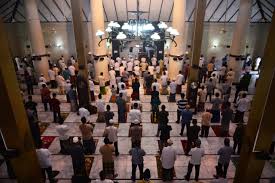 9.s'asseoir dans les assemblées de ceux qui aiment sincèrement et véritablement allah, récolter les bénéfices de leurs enseignements, et ne parlez que si vous savez donc voici 10 cas permettant au véritable croyant d'atteindre le vrai amour pour allah, pour qu'il puisse atteindre allah 'azza wa jalla. Bertentangan Dengan Ajaran Islam Jika Tawakal Kepada Allah Swt Tak Disertai Usaha Atau Ikhtiar Terlebih Dahulu