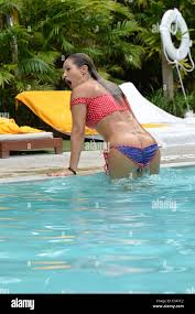 Celebrity fitness trainer Jennifer Nicole Lee vu de vous rafraîchir dans  une piscine de Miami Beach chic. Jennifer a vu le Shore Club paysages,  puisqu'elle a pris une pause bien méritée de