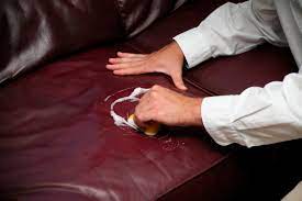 Couch & sofa reinigen, um schnell unangenehme gerüche aus den polstermöbeln zu entfernen. Flecken Von Kunstleder Entfernen Diese Hausmittel Helfen