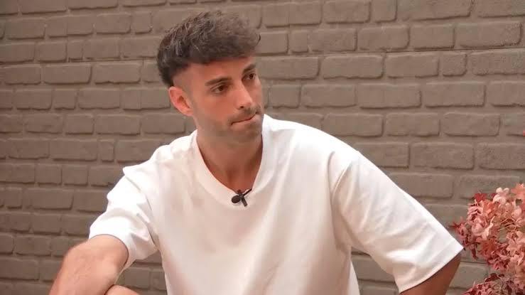 Salar (De Bondgenoten) is woest op Anouk en reageert zich af in slaapkamer:  "Zal voortaan op mijn knieën gaan"