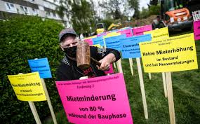 Daten von statista aus dem letzten quartal 2017 zeigen, dass münchen. Protestaktion In Dusseldorf Eller Mieter Stellen 160 Plakate Wegen Mieterhohung Auf