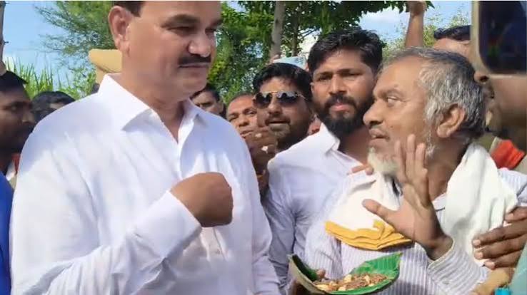 किसानों ने कृषि मंत्री को ड्राई फ्रूट्स देकर कहा- “काजू-बादाम खाइए, लेकिन हिंगोली को सूखाग्रस्त घोषित कर दीजिए” - India TV Hindi