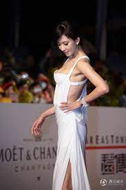 白裙露背 リン チーリン 林志玲 が純白セクシードレスで 第49回台湾金馬奨 のレッドカーペットに登場 華流 チャイナ日和 又名 華流的一天 ファッションアイデア リンチーリン 林志玲
