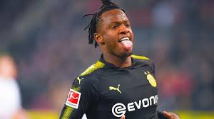 A mediados del 2016 se confirma el fichaje de batshuayi al chelsea football club por una cifra de aproximadamente 40 millones de €. Former Chelsea Striker Michy Batshuayi Shines On Borussia Dortmund Debut