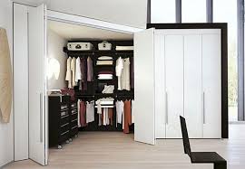 Molto raramente avrai a disposizione una fonte di luce naturale che illumini lo spazio dei tuoi armadi (scopri qui tutti i segreti per illuminare un controsoffitto in cartongesso).prediligi un'illuminazione tecnica piuttosto che corpi illuminanti di design. La Cabina Armadio Angolare Pratica E Trendy Armadio Angolare Cabina Armadio Armadio