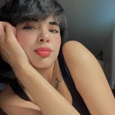 Larissa Lee's Instagram, Twitter & Facebook