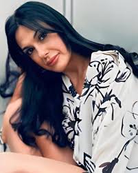 Meet Natalie Romo, the visionary behind @nat_romo , redefining luxury with  ethics and sustainability. From vegan and cruelty-free formulas to  reef-safe and sustainably sourced ingredients, she's proving that beauty  can be both