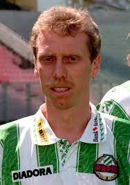 Regina fritsch absolvierte ihre schauspielausbildung an der schauspielschule krauss in wien, nachdem sie kurze zeit als fernlastfahrerin gearbeitet und mit studien wie metallgestaltung auf der universität für angewandte kunst oder theaterwissenschaft geliebäugelt hatte. Auf Wiedersehen Peter Stoger Seite 59 Fk Austria Wien Austrian Soccer Board