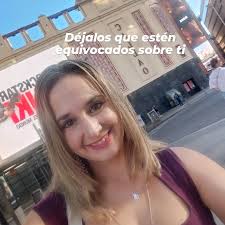 No dejes que la influencia de lo que piensan los demás altere tu esencia.  La gente siempre tendrá algo que decir, siempre habrá opiniones, juicios y  expectativas… Pero ninguna de esas voces