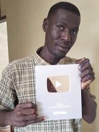 Ukiona House Girl inafanya vizuri pale YouTube basi nyuma ya House Girl  kuna Watu... Anaitwa Emanuel Samson Cameraman kutoka Busati Tv akiwa  ameshika Tuzo kutoka YouTube.. Busati Tv Burudani bila kikomo |