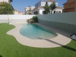Sol Aguas Turquesa Y Una Pequena Cascada Son Todos Los Adornos Que Incorpora Esta Piscina De Are Beach Entry Pool Swimming Pools Backyard Small Backyard Pools