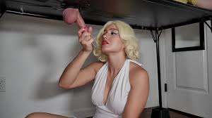 Hot Blonde travaille la pipe sous la table