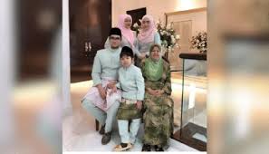 Suami ziela jalil banyak dugaan sejak beristeri dua, isteri pertama tahu selepas sebulan kahwin. Suami Ziela Jalil Selepas Sebulan Bernikah Barulah Saya Maklumkan Pada Isteri Pertama Mykmu Net